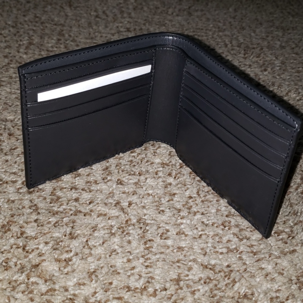 COACH Compact Id Wallet In Signature Canvas. - Picture 3 of 3